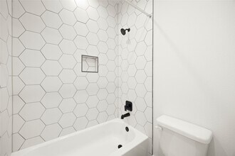 Building Photo - 2711 Sunny Briar Dr