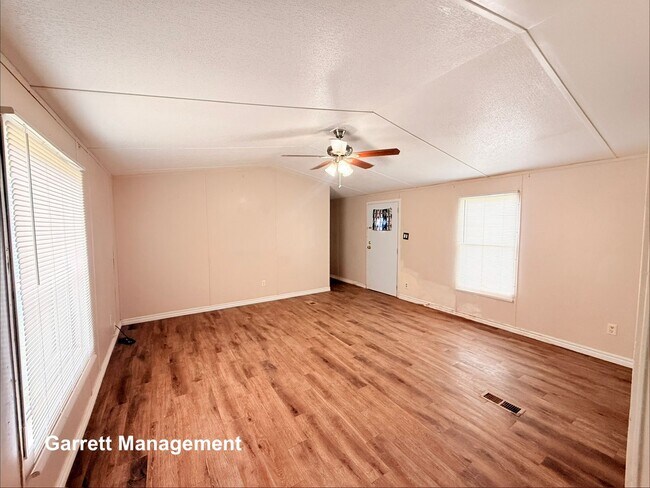 Foto del edificio - 916 Iroquois Dr