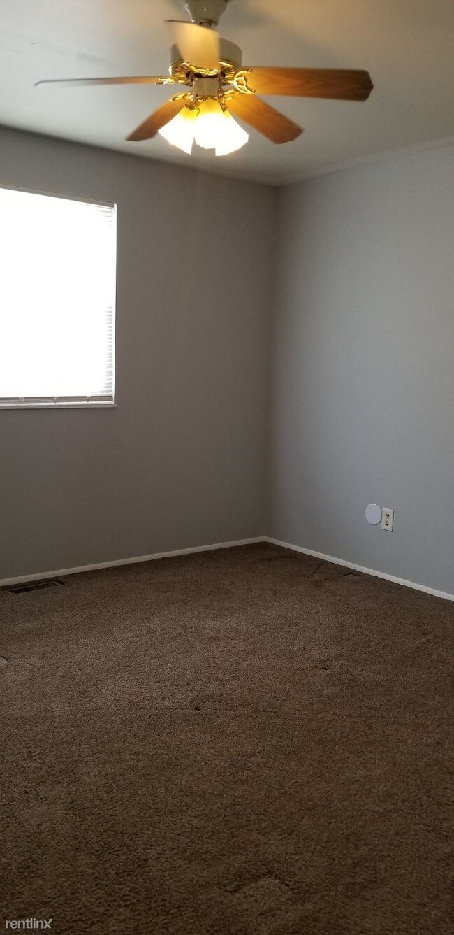 Building Photo - 2 br, 1.5 bath  - 570 Stonyridge Ave