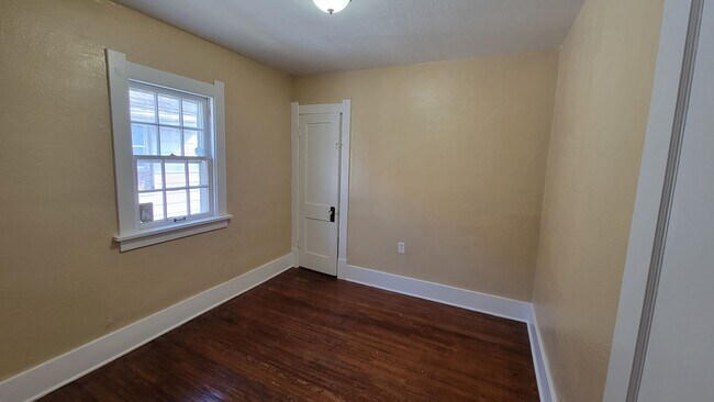 Building Photo - Welcome Home to DeVeaux Neighborhood!