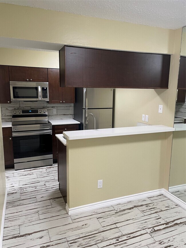 Building Photo - 17331 Red Oak Dr