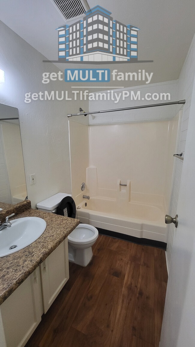 Foto del edificio - 1739 E Cheery Lynn Rd