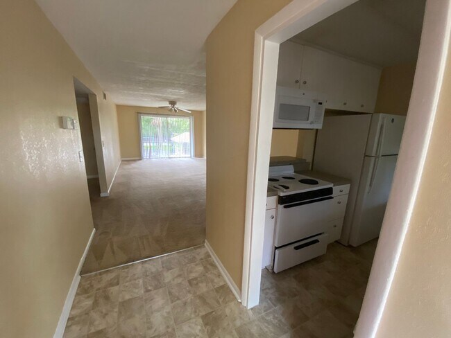 Foto del edificio - Creekside 2 bedroom 2 bath Condo Available...