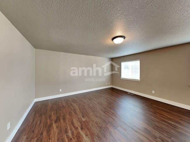 Foto del edificio - 440 Tulip Ave