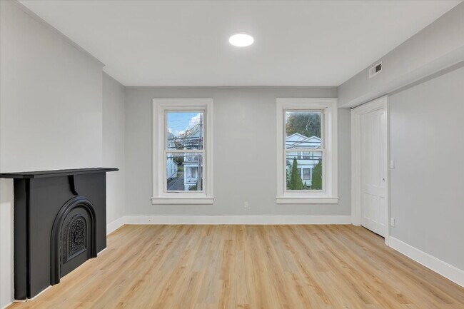 Foto del edificio - "Spacious 3-Bed Home at 57 1/2 Saratoga Av...