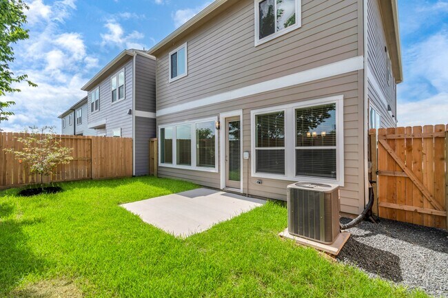 Foto del edificio - 2705 Brown Lk St