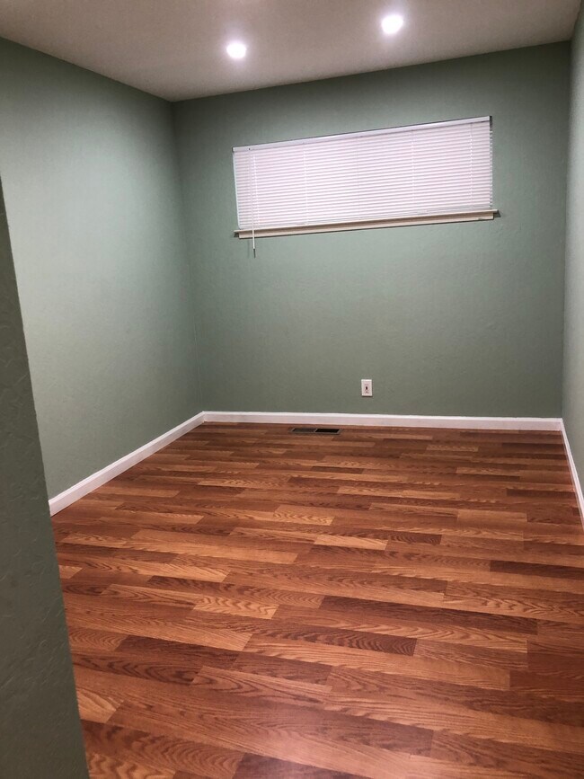 Foto del edificio - 1675 Whitwood Ln