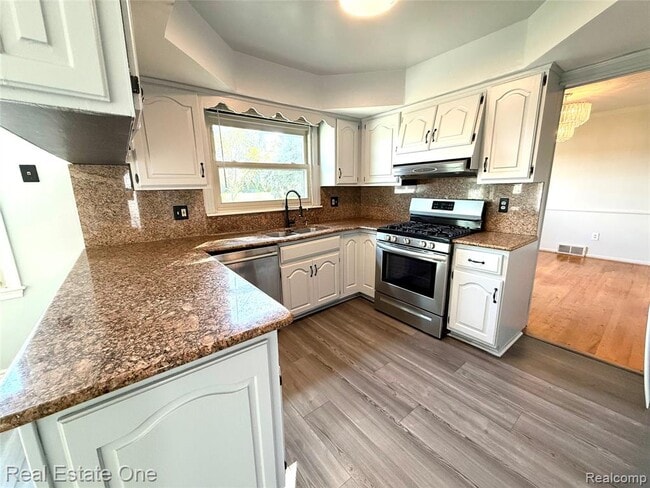 Building Photo - 26211 Simone St