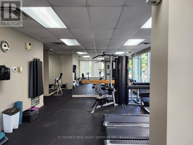 Photo du bâtiment - 135-1135 Hillcrest Ave