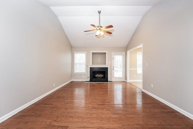 Building Photo - 335 Shadowbrooke Cir SW