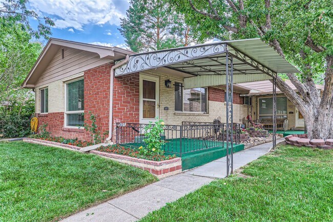 Building Photo - Duplex in Walking Distance to DU!