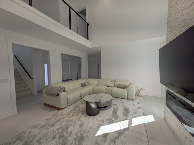 Building Photo - View of the Bay! 3 Bed 3.5 Bath with Garage!