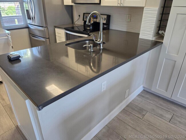 Building Photo - 2106 S Cypress Bend Dr