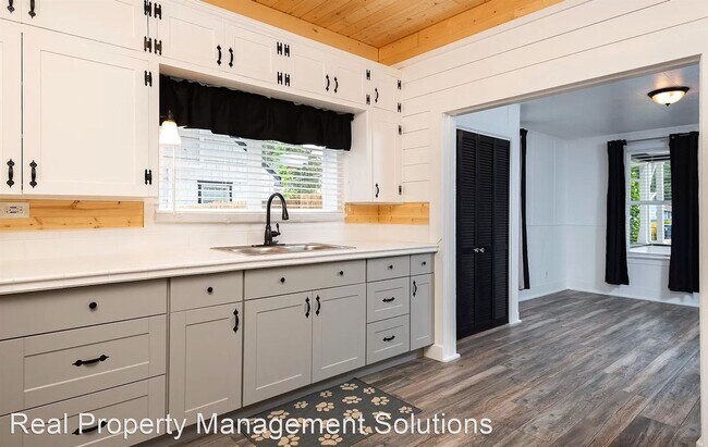 Building Photo - 3 br, 1 bath House - 320 W. Gloucester St