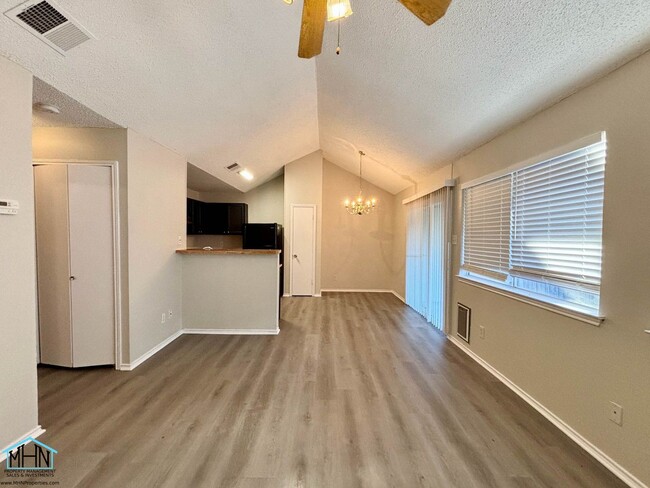 Building Photo - Beautifully renovated 3 bedroom, 2 bath ho...