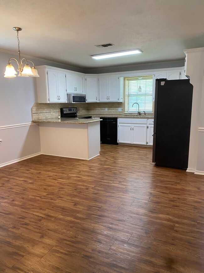 Building Photo - 5606 Cliffwood Dr