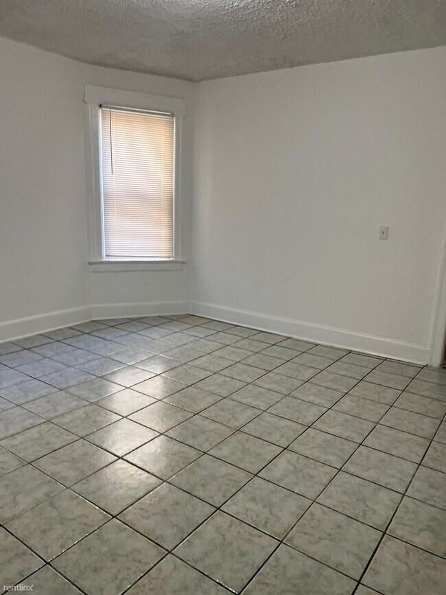 Foto del edificio - 4 br, 1 bath Triplex - 43 Chelsea Ave
