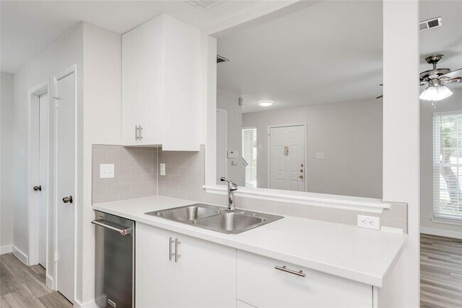 Building Photo - 1015 E Yager Ln