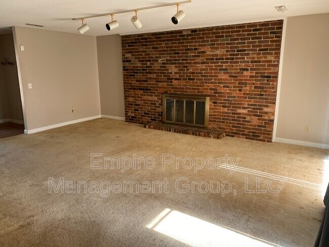 Building Photo - 2142 Kingsbury Dr