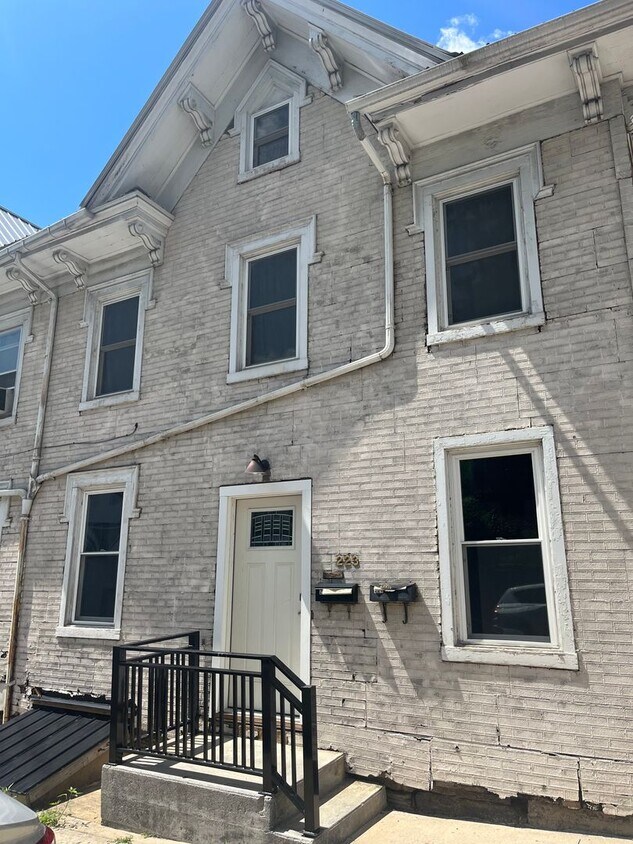 221223 E Howard St Unit 223, Bellefonte, PA 16823 Room for Rent in