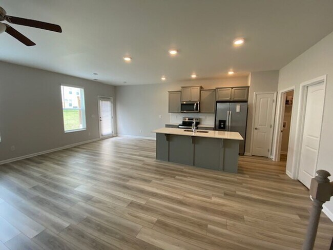 Building Photo - Introducing a spacious 3-bedroom, 2.5-bath...