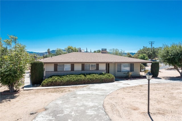 Foto principal - 17449 Danbury Ave