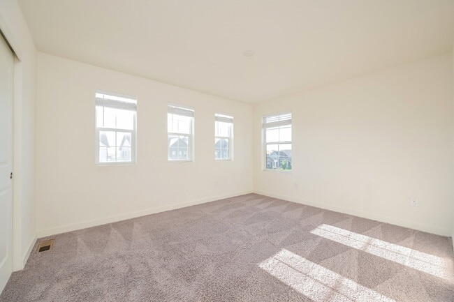 Building Photo - 5-Bed Castle Pines Retreat with Modern Ele...