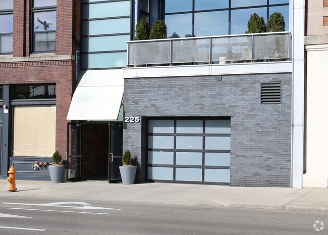 Building Photo - 221-225 N 4th St