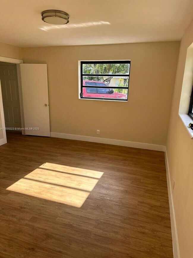 Building Photo - 3 bedroom in Hollywood FL 33023