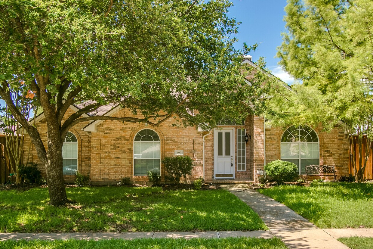 Front - 409 Lancashire Dr