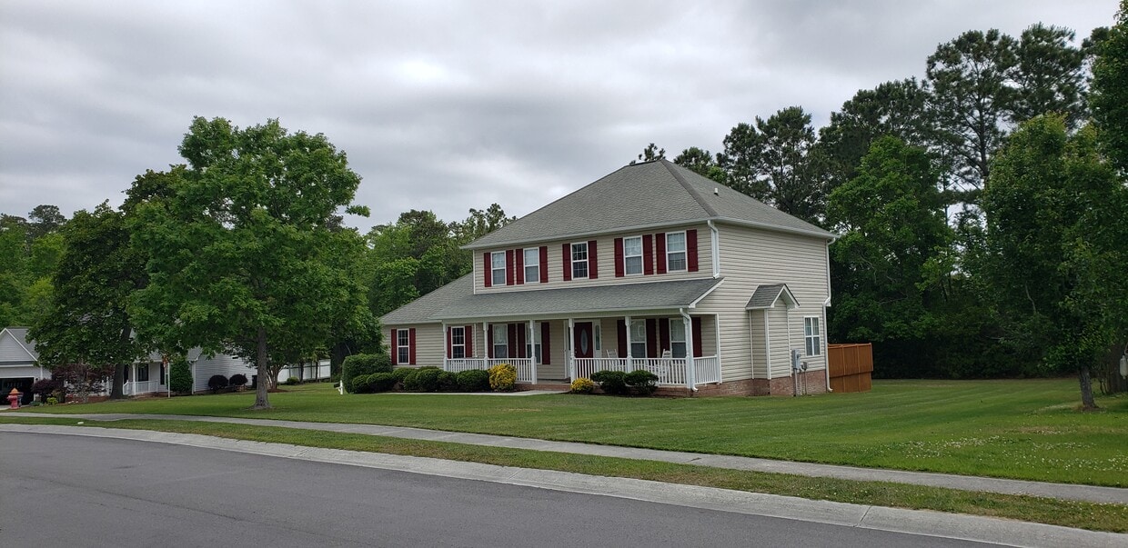 Building Photo - 421 Holly Ln