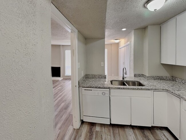 Building Photo - Stylish Upstairs Condo with Fireplace, Private Balcony & Gated Community Perks