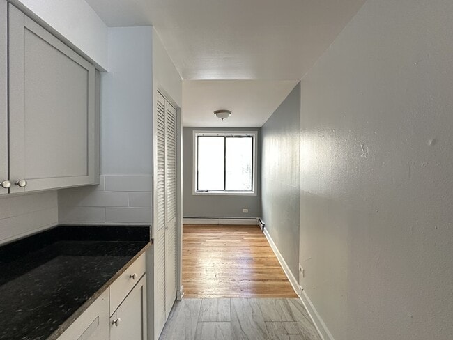 Building Photo - 1515 W Morse Ave