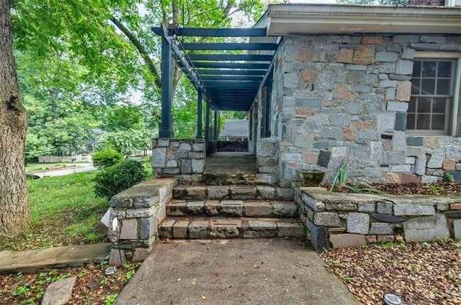 Building Photo - 183 Locust St NE