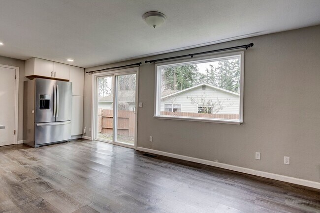 Building Photo - Spacious 3 Bedroom 2 Bath in desirable neighborhood