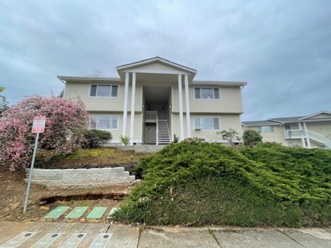 Building Photo - Crestview 4-Plex