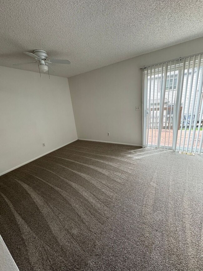 Building Photo - 2 Bedroom 1 1/2 Bath Townhome