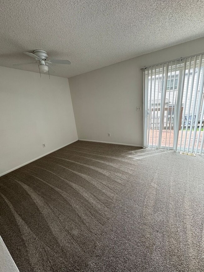 Building Photo - Cozy 2 bedroom, 1 1/2 bathroom townhome!