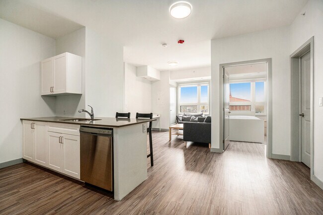 Building Photo - Mural Kingston - 5 Minutes to Campus!