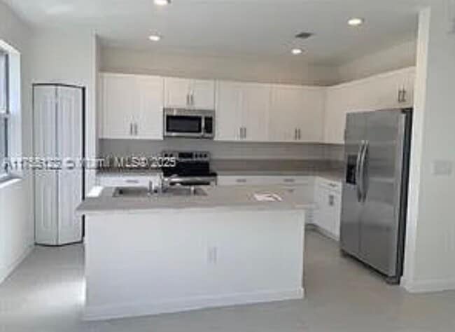 Building Photo - 2605 SE 11th Ct