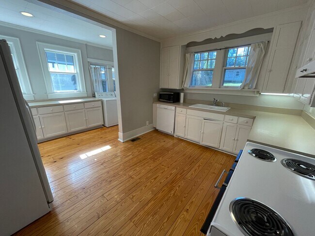 Building Photo - 2BR Cottage in Woodmont/West End