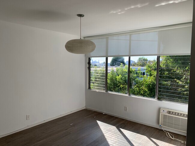 Foto del edificio - 1341 N Crescent Heights Blvd