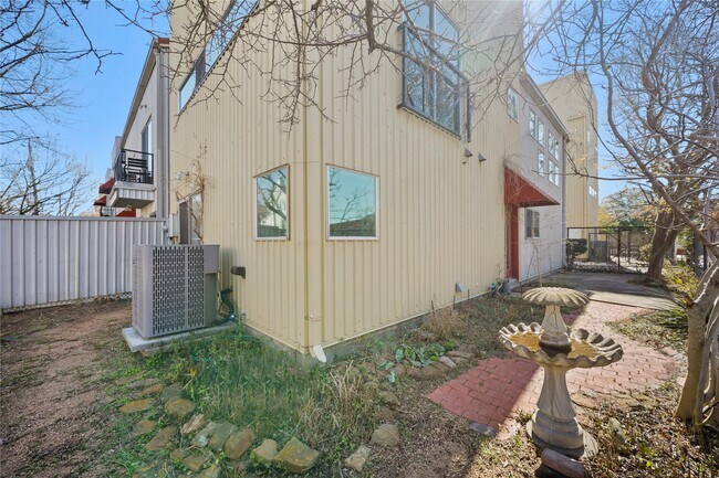 Building Photo - 1302 Rosalie St