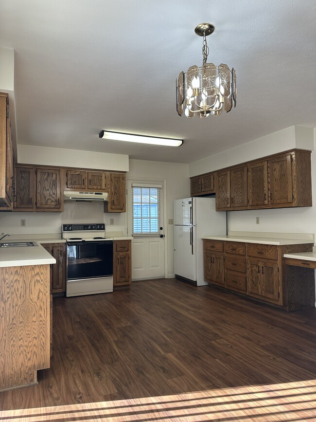 Building Photo - 625 Clearview Dr