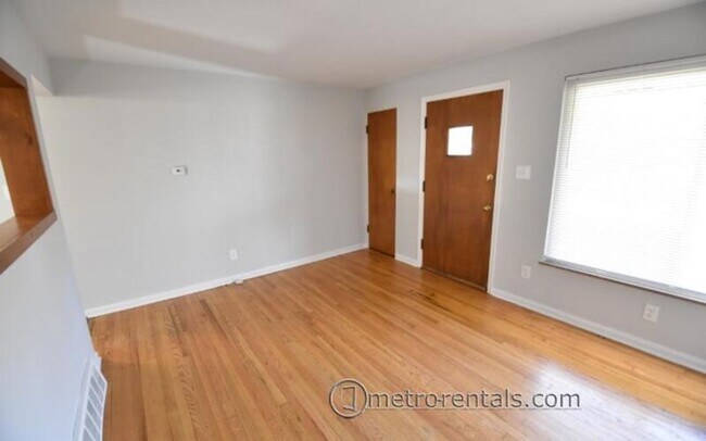 Foto del edificio - 61-61D E Henderson Rd