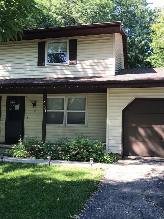 Building Photo - 2623-2625 Palisades Dr. - 2625