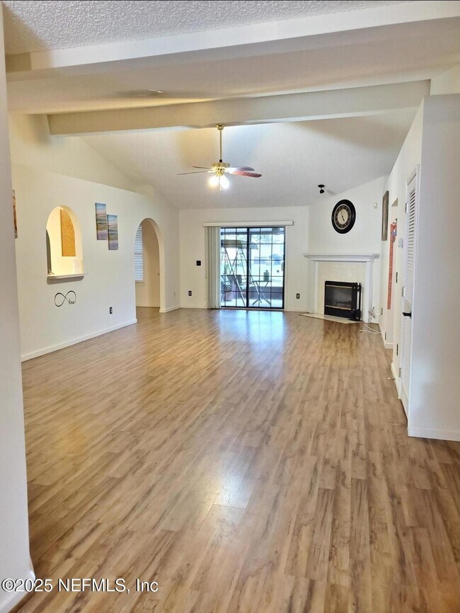 Foto del edificio - 7589 Fawn Lake Dr S