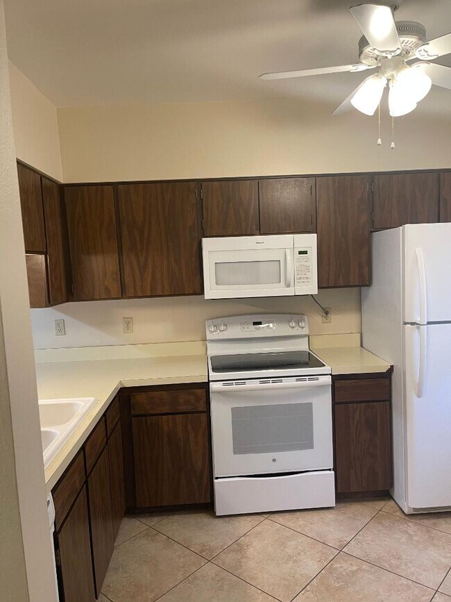 Building Photo - 897 S Pantano Pkwy