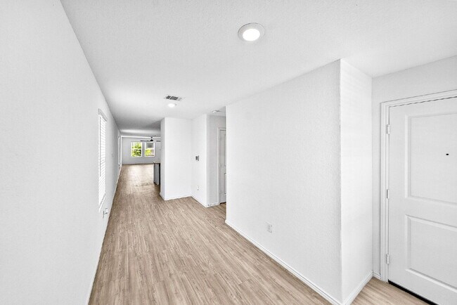 Foto del edificio - UP TO 1 MONTH FREE RENT!!! No Stairs, No Carpet, No Compromises.