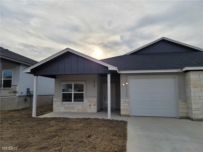 Foto del edificio - 3 br, 2 bath Duplex - 615 County Road 306 A A